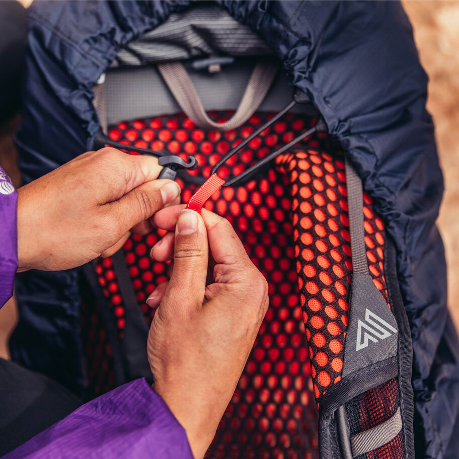 Raincover 30L-50L in the color Beaming Red. image number 4